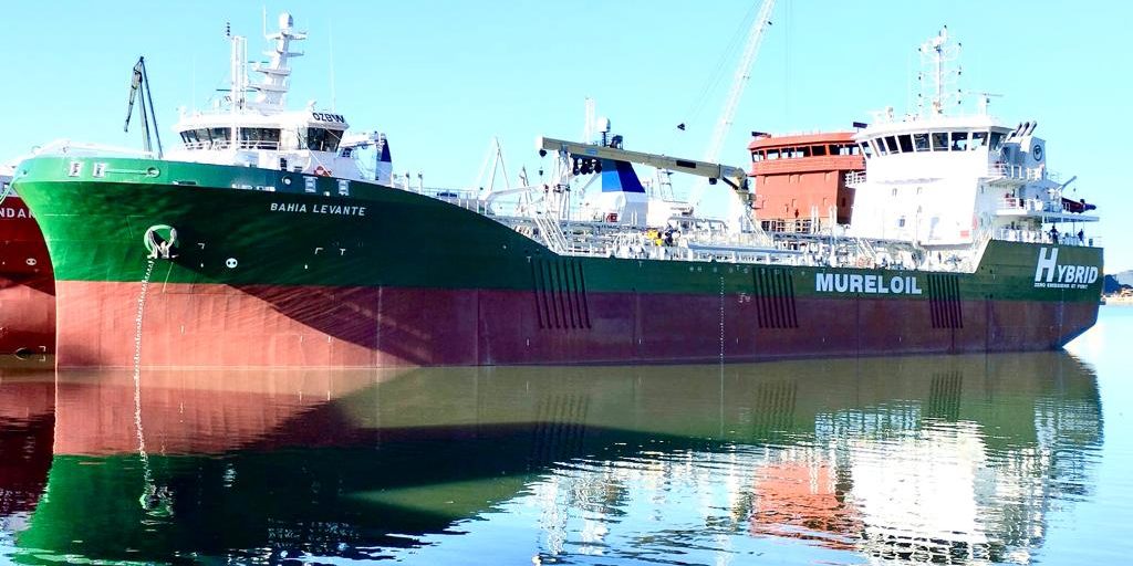 Cepsa, primera energética de Europa en operar una gabarra híbrida eléctrica-diésel