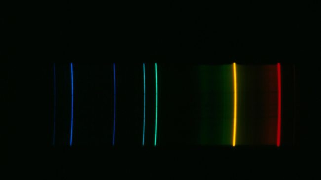 525467_a1500023emission_spectrum_of_helium_290208_crop