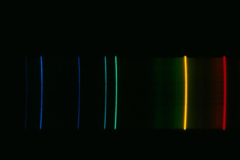 525467_a1500023emission_spectrum_of_helium_290208_crop