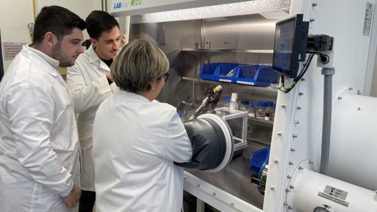 Materiales de almacenamiento de energía para hacer masiva la implantación de las renovables Materiales de almacenamiento de energía para hacer masiva la implantación de las renovables