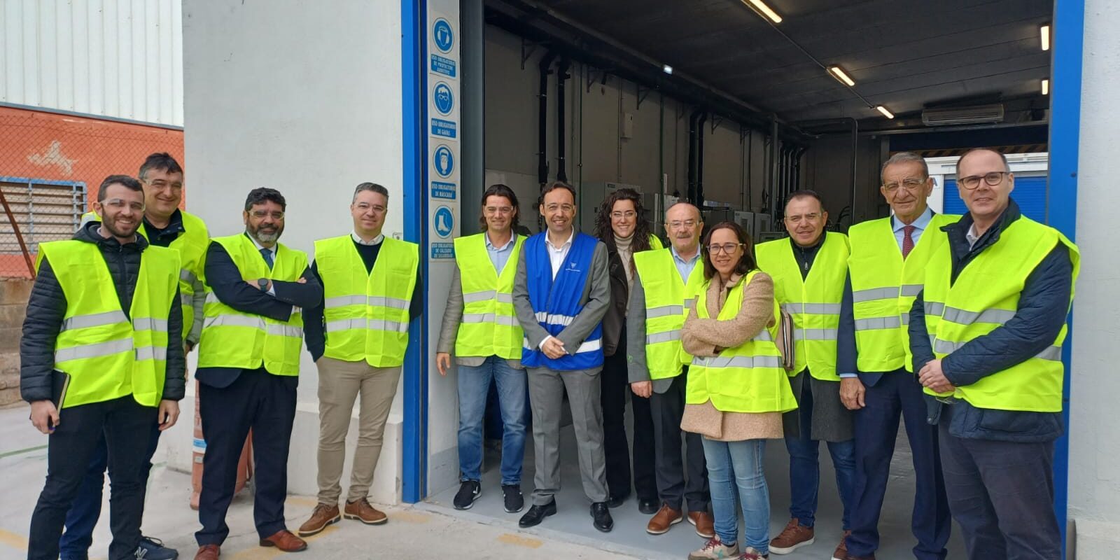 –	El evento se ha llevado a cabo en las instalaciones de la empresa Zschimmer & Schwarz España, localizadas en Villarreal, que ha sido la encargada de exponer su prácticas en seguridad en pro de un mejor conocimiento comunitario. –	El objetivo principal es compartir las mejores prácticas aplicadas en las empresas asociadas a Quimacova.  Valencia. 14 de febrero de 2024. Hoy 15 de febrero de 2024, Quimacova, la Asociación Química de la Comunidad Valenciana, en colaboración con Zschimmer & Schwarz España, ha celebrado la séptima edición del Safety Day, un evento dirigido a concienciar y compartir prácticas ejemplares en materia de Seguridad Industrial con el sector químico. Este evento, que se ha llevado a cabo en las instalaciones de Zschimmer & Schwarz España en Villarreal, Castellón, ha contado con la participación de destacados ponentes y expertos en el campo. El programa del evento ha incluído una serie de conferencias y actividades que abordan diversos aspectos relacionados con la seguridad en el ámbito industrial. Entre los destacados ponentes que han colaborado se encuentran Joaquín García, Vocal de la Junta Directiva de Quimacova; Felipe Javier Carrasco, Secretario Autonómico de Industria, Comercio y Consumo de la Generalitat Valenciana; y Manuel Rosalén, Director General de Industria de la Generalitat Valenciana, quienes han inaugurado el evento con una sesión institucional. El programa ha incluído charlas informativas sobre la cultura de seguridad en Zschimmer & Schwarz España, la formación continua y la seguridad como parte integral del ADN de la empresa, así como una visita a las instalaciones de la compañía. Además, se ha llevado a cabo un coloquio con la participación de Carlos Vivas, Global Director Strategic Division Performance Chemicals; Javier Parra, Process Engineering; y Glòria Ten, Regulatory Affairs Manager. El Safety Day 2024 está organizado por Quimacova en colaboración con Zschimmer & Schwarz España y está dirigido tanto a asociados como a no asociado. El objetivo primordial del Safety Day es fomentar la conciencia sobre la importancia de la seguridad industrial y compartir las mejores prácticas aplicadas en las empresas asociadas. - El evento se ha llevado a cabo en las instalaciones de la empresa Zschimmer & Schwarz España, localizadas en Villarreal, que ha sido la encargada de exponer su prácticas en seguridad en pro de un mejor conocimiento comunitario. - El objetivo principal es compartir las mejores prácticas aplicadas en las empresas asociadas a Quimacova. Valencia. 14 de febrero de 2024. Hoy 15 de febrero de 2024, Quimacova, la Asociación Química de la Comunidad Valenciana, en colaboración con Zschimmer & Schwarz España, ha celebrado la séptima edición del Safety Day, un evento dirigido a concienciar y compartir prácticas ejemplares en materia de Seguridad Industrial con el sector químico. Este evento, que se ha llevado a cabo en las instalaciones de Zschimmer & Schwarz España en Villarreal, Castellón, ha contado con la participación de destacados ponentes y expertos en el campo. El programa del evento ha incluído una serie de conferencias y actividades que abordan diversos aspectos relacionados con la seguridad en el ámbito industrial. Entre los destacados ponentes que han colaborado se encuentran Joaquín García, Vocal de la Junta Directiva de Quimacova; Felipe Javier Carrasco, Secretario Autonómico de Industria, Comercio y Consumo de la Generalitat Valenciana; y Manuel Rosalén, Director General de Industria de la Generalitat Valenciana, quienes han inaugurado el evento con una sesión institucional. El programa ha incluído charlas informativas sobre la cultura de seguridad en Zschimmer & Schwarz España, la formación continua y la seguridad como parte integral del ADN de la empresa, así como una visita a las instalaciones de la compañía. Además, se ha llevado a cabo un coloquio con la participación de Carlos Vivas, Global Director Strategic Division Performance Chemicals; Javier Parra, Process Engineering; y Glòria Ten, Regulatory Affairs Manager. El Safety Day 2024 está organizado por Quimacova en colaboración con Zschimmer & Schwarz España y está dirigido tanto a asociados como a no asociado. El objetivo primordial del Safety Day es fomentar la conciencia sobre la importancia de la seguridad industrial y compartir las mejores prácticas aplicadas en las empresas asociadas.