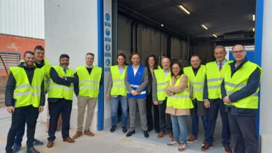 - El evento se ha llevado a cabo en las instalaciones de la empresa Zschimmer & Schwarz España, localizadas en Villarreal, que ha sido la encargada de exponer su prácticas en seguridad en pro de un mejor conocimiento comunitario. - El objetivo principal es compartir las mejores prácticas aplicadas en las empresas asociadas a Quimacova. Valencia. 14 de febrero de 2024. Hoy 15 de febrero de 2024, Quimacova, la Asociación Química de la Comunidad Valenciana, en colaboración con Zschimmer & Schwarz España, ha celebrado la séptima edición del Safety Day, un evento dirigido a concienciar y compartir prácticas ejemplares en materia de Seguridad Industrial con el sector químico. Este evento, que se ha llevado a cabo en las instalaciones de Zschimmer & Schwarz España en Villarreal, Castellón, ha contado con la participación de destacados ponentes y expertos en el campo. El programa del evento ha incluído una serie de conferencias y actividades que abordan diversos aspectos relacionados con la seguridad en el ámbito industrial. Entre los destacados ponentes que han colaborado se encuentran Joaquín García, Vocal de la Junta Directiva de Quimacova; Felipe Javier Carrasco, Secretario Autonómico de Industria, Comercio y Consumo de la Generalitat Valenciana; y Manuel Rosalén, Director General de Industria de la Generalitat Valenciana, quienes han inaugurado el evento con una sesión institucional. El programa ha incluído charlas informativas sobre la cultura de seguridad en Zschimmer & Schwarz España, la formación continua y la seguridad como parte integral del ADN de la empresa, así como una visita a las instalaciones de la compañía. Además, se ha llevado a cabo un coloquio con la participación de Carlos Vivas, Global Director Strategic Division Performance Chemicals; Javier Parra, Process Engineering; y Glòria Ten, Regulatory Affairs Manager. El Safety Day 2024 está organizado por Quimacova en colaboración con Zschimmer & Schwarz España y está dirigido tanto a asociados como a no asociado. El objetivo primordial del Safety Day es fomentar la conciencia sobre la importancia de la seguridad industrial y compartir las mejores prácticas aplicadas en las empresas asociadas.