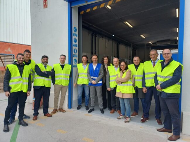 –	El evento se ha llevado a cabo en las instalaciones de la empresa Zschimmer & Schwarz España, localizadas en Villarreal, que ha sido la encargada de exponer su prácticas en seguridad en pro de un mejor conocimiento comunitario. –	El objetivo principal es compartir las mejores prácticas aplicadas en las empresas asociadas a Quimacova.  Valencia. 14 de febrero de 2024. Hoy 15 de febrero de 2024, Quimacova, la Asociación Química de la Comunidad Valenciana, en colaboración con Zschimmer & Schwarz España, ha celebrado la séptima edición del Safety Day, un evento dirigido a concienciar y compartir prácticas ejemplares en materia de Seguridad Industrial con el sector químico. Este evento, que se ha llevado a cabo en las instalaciones de Zschimmer & Schwarz España en Villarreal, Castellón, ha contado con la participación de destacados ponentes y expertos en el campo. El programa del evento ha incluído una serie de conferencias y actividades que abordan diversos aspectos relacionados con la seguridad en el ámbito industrial. Entre los destacados ponentes que han colaborado se encuentran Joaquín García, Vocal de la Junta Directiva de Quimacova; Felipe Javier Carrasco, Secretario Autonómico de Industria, Comercio y Consumo de la Generalitat Valenciana; y Manuel Rosalén, Director General de Industria de la Generalitat Valenciana, quienes han inaugurado el evento con una sesión institucional. El programa ha incluído charlas informativas sobre la cultura de seguridad en Zschimmer & Schwarz España, la formación continua y la seguridad como parte integral del ADN de la empresa, así como una visita a las instalaciones de la compañía. Además, se ha llevado a cabo un coloquio con la participación de Carlos Vivas, Global Director Strategic Division Performance Chemicals; Javier Parra, Process Engineering; y Glòria Ten, Regulatory Affairs Manager. El Safety Day 2024 está organizado por Quimacova en colaboración con Zschimmer & Schwarz España y está dirigido tanto a asociados como a no asociado. El objetivo primordial del Safety Day es fomentar la conciencia sobre la importancia de la seguridad industrial y compartir las mejores prácticas aplicadas en las empresas asociadas. - El evento se ha llevado a cabo en las instalaciones de la empresa Zschimmer & Schwarz España, localizadas en Villarreal, que ha sido la encargada de exponer su prácticas en seguridad en pro de un mejor conocimiento comunitario. - El objetivo principal es compartir las mejores prácticas aplicadas en las empresas asociadas a Quimacova. Valencia. 14 de febrero de 2024. Hoy 15 de febrero de 2024, Quimacova, la Asociación Química de la Comunidad Valenciana, en colaboración con Zschimmer & Schwarz España, ha celebrado la séptima edición del Safety Day, un evento dirigido a concienciar y compartir prácticas ejemplares en materia de Seguridad Industrial con el sector químico. Este evento, que se ha llevado a cabo en las instalaciones de Zschimmer & Schwarz España en Villarreal, Castellón, ha contado con la participación de destacados ponentes y expertos en el campo. El programa del evento ha incluído una serie de conferencias y actividades que abordan diversos aspectos relacionados con la seguridad en el ámbito industrial. Entre los destacados ponentes que han colaborado se encuentran Joaquín García, Vocal de la Junta Directiva de Quimacova; Felipe Javier Carrasco, Secretario Autonómico de Industria, Comercio y Consumo de la Generalitat Valenciana; y Manuel Rosalén, Director General de Industria de la Generalitat Valenciana, quienes han inaugurado el evento con una sesión institucional. El programa ha incluído charlas informativas sobre la cultura de seguridad en Zschimmer & Schwarz España, la formación continua y la seguridad como parte integral del ADN de la empresa, así como una visita a las instalaciones de la compañía. Además, se ha llevado a cabo un coloquio con la participación de Carlos Vivas, Global Director Strategic Division Performance Chemicals; Javier Parra, Process Engineering; y Glòria Ten, Regulatory Affairs Manager. El Safety Day 2024 está organizado por Quimacova en colaboración con Zschimmer & Schwarz España y está dirigido tanto a asociados como a no asociado. El objetivo primordial del Safety Day es fomentar la conciencia sobre la importancia de la seguridad industrial y compartir las mejores prácticas aplicadas en las empresas asociadas.