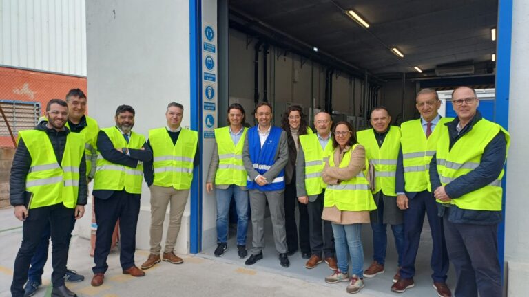 –	El evento se ha llevado a cabo en las instalaciones de la empresa Zschimmer & Schwarz España, localizadas en Villarreal, que ha sido la encargada de exponer su prácticas en seguridad en pro de un mejor conocimiento comunitario. –	El objetivo principal es compartir las mejores prácticas aplicadas en las empresas asociadas a Quimacova.  Valencia. 14 de febrero de 2024. Hoy 15 de febrero de 2024, Quimacova, la Asociación Química de la Comunidad Valenciana, en colaboración con Zschimmer & Schwarz España, ha celebrado la séptima edición del Safety Day, un evento dirigido a concienciar y compartir prácticas ejemplares en materia de Seguridad Industrial con el sector químico. Este evento, que se ha llevado a cabo en las instalaciones de Zschimmer & Schwarz España en Villarreal, Castellón, ha contado con la participación de destacados ponentes y expertos en el campo. El programa del evento ha incluído una serie de conferencias y actividades que abordan diversos aspectos relacionados con la seguridad en el ámbito industrial. Entre los destacados ponentes que han colaborado se encuentran Joaquín García, Vocal de la Junta Directiva de Quimacova; Felipe Javier Carrasco, Secretario Autonómico de Industria, Comercio y Consumo de la Generalitat Valenciana; y Manuel Rosalén, Director General de Industria de la Generalitat Valenciana, quienes han inaugurado el evento con una sesión institucional. El programa ha incluído charlas informativas sobre la cultura de seguridad en Zschimmer & Schwarz España, la formación continua y la seguridad como parte integral del ADN de la empresa, así como una visita a las instalaciones de la compañía. Además, se ha llevado a cabo un coloquio con la participación de Carlos Vivas, Global Director Strategic Division Performance Chemicals; Javier Parra, Process Engineering; y Glòria Ten, Regulatory Affairs Manager. El Safety Day 2024 está organizado por Quimacova en colaboración con Zschimmer & Schwarz España y está dirigido tanto a asociados como a no asociado. El objetivo primordial del Safety Day es fomentar la conciencia sobre la importancia de la seguridad industrial y compartir las mejores prácticas aplicadas en las empresas asociadas. - El evento se ha llevado a cabo en las instalaciones de la empresa Zschimmer & Schwarz España, localizadas en Villarreal, que ha sido la encargada de exponer su prácticas en seguridad en pro de un mejor conocimiento comunitario. - El objetivo principal es compartir las mejores prácticas aplicadas en las empresas asociadas a Quimacova. Valencia. 14 de febrero de 2024. Hoy 15 de febrero de 2024, Quimacova, la Asociación Química de la Comunidad Valenciana, en colaboración con Zschimmer & Schwarz España, ha celebrado la séptima edición del Safety Day, un evento dirigido a concienciar y compartir prácticas ejemplares en materia de Seguridad Industrial con el sector químico. Este evento, que se ha llevado a cabo en las instalaciones de Zschimmer & Schwarz España en Villarreal, Castellón, ha contado con la participación de destacados ponentes y expertos en el campo. El programa del evento ha incluído una serie de conferencias y actividades que abordan diversos aspectos relacionados con la seguridad en el ámbito industrial. Entre los destacados ponentes que han colaborado se encuentran Joaquín García, Vocal de la Junta Directiva de Quimacova; Felipe Javier Carrasco, Secretario Autonómico de Industria, Comercio y Consumo de la Generalitat Valenciana; y Manuel Rosalén, Director General de Industria de la Generalitat Valenciana, quienes han inaugurado el evento con una sesión institucional. El programa ha incluído charlas informativas sobre la cultura de seguridad en Zschimmer & Schwarz España, la formación continua y la seguridad como parte integral del ADN de la empresa, así como una visita a las instalaciones de la compañía. Además, se ha llevado a cabo un coloquio con la participación de Carlos Vivas, Global Director Strategic Division Performance Chemicals; Javier Parra, Process Engineering; y Glòria Ten, Regulatory Affairs Manager. El Safety Day 2024 está organizado por Quimacova en colaboración con Zschimmer & Schwarz España y está dirigido tanto a asociados como a no asociado. El objetivo primordial del Safety Day es fomentar la conciencia sobre la importancia de la seguridad industrial y compartir las mejores prácticas aplicadas en las empresas asociadas.