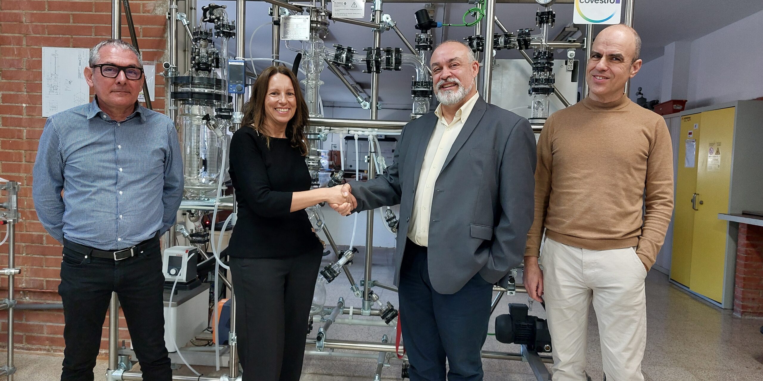 Jordi Torres_Maria Cinta Perolada_Narcis Alemena_Oriol Vernet Covestro refuerza su compromiso con la educación mediante la donación de material de robótica al Institut Comte de Rius de Tarragona