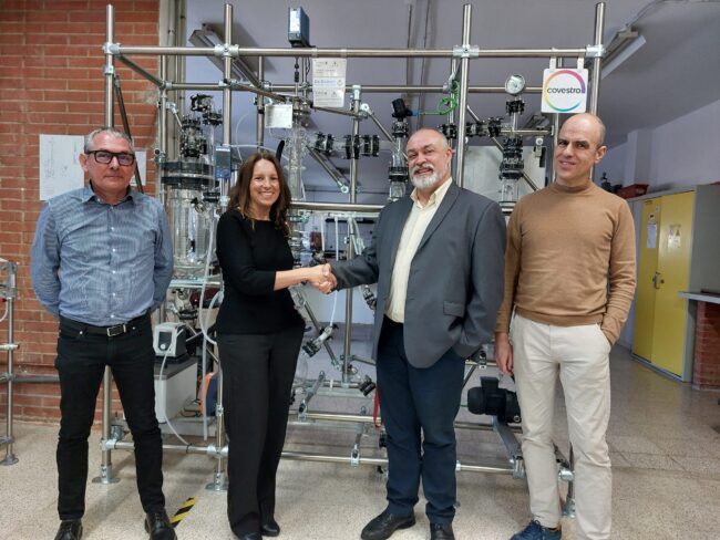 Jordi Torres_Maria Cinta Perolada_Narcis Alemena_Oriol Vernet Covestro refuerza su compromiso con la educación mediante la donación de material de robótica al Institut Comte de Rius de Tarragona