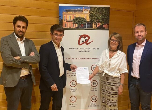 Foto 1 – Firma Convenio Premios Master H2 (002)