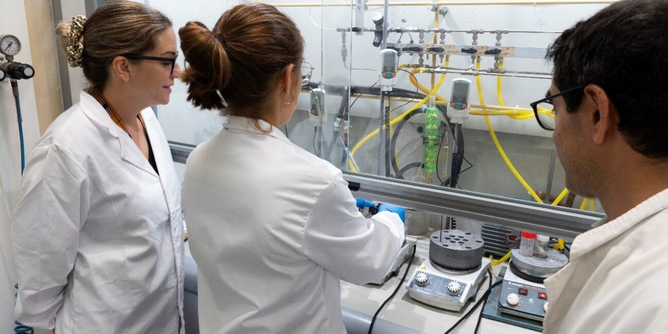 Personal del Grupo de Catálisis para Reacciones Orgánicas Sostenibles del ITQ en su laboratorio