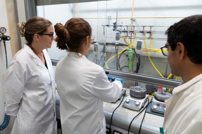 Personal del Grupo de Catálisis para Reacciones Orgánicas Sostenibles del ITQ en su laboratorio