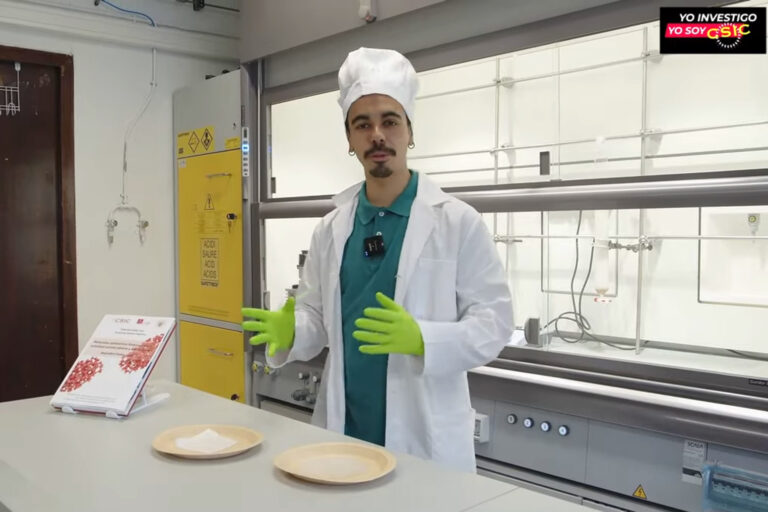 Alejandro Funes, ganador del primer premio, en el vídeo Cocina polimérica.